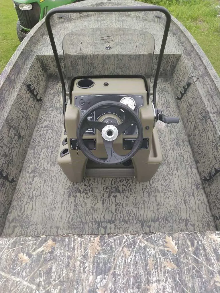 Slide: The Image of Tracker Grizzly 1860 CC 2025 - 65