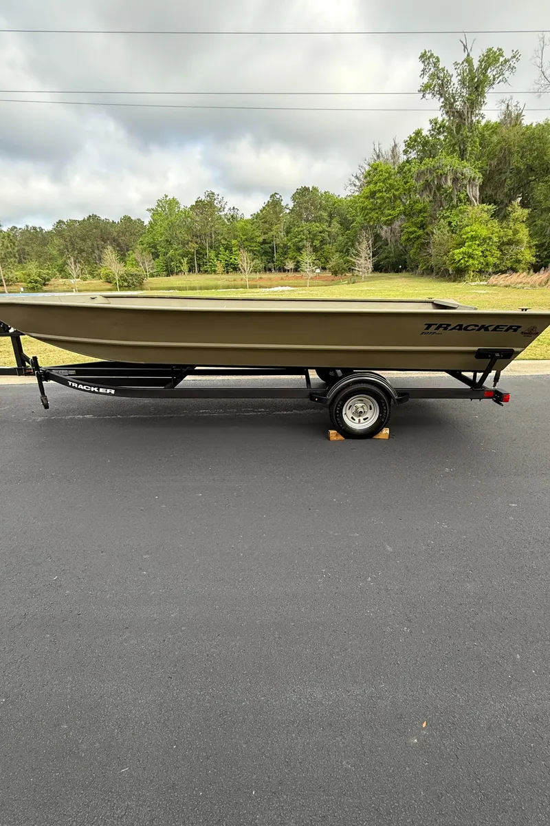 Slide: The Image of 2025 Tracker GRIZZLY 2072 Utility boat, side view, olive green color. - 1