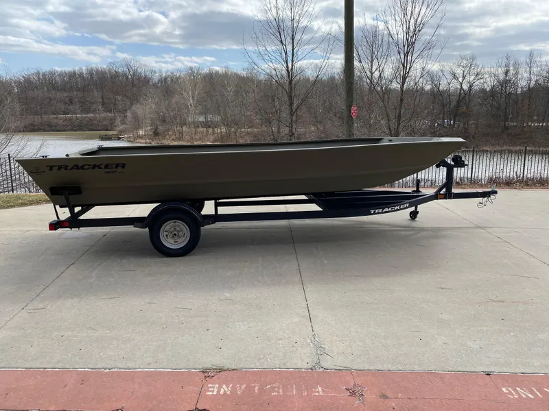 The Image of 2025 Tracker GRIZZLY 2072 Utility boat, beige color, side view. - 0