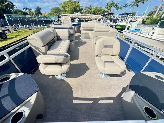 Slide: The Image of Sun Tracker FB20 DLX 2024 - 3