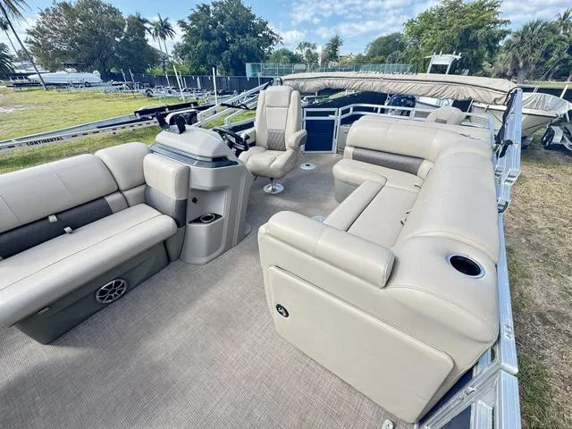 Slide: The Image of Sun Tracker FB20 DLX 2024 - 5