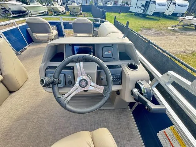 Slide: The Image of Sun Tracker FB20 DLX 2024 - 6