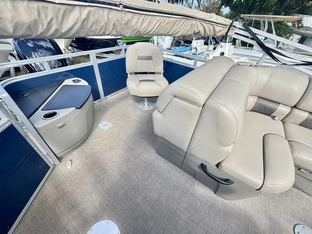 Slide: The Image of Sun Tracker FB20 DLX 2024 - 7