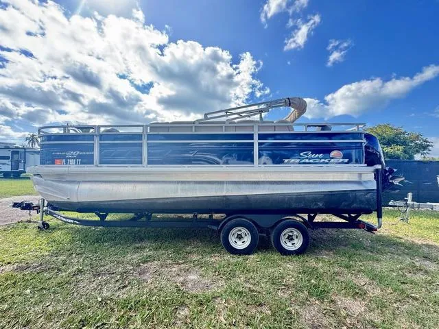 Slide: The Image of Sun Tracker FB20 DLX 2024 - 8