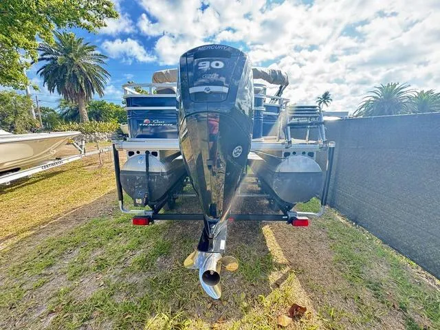 Slide: The Image of Sun Tracker FB20 DLX 2024 - 9