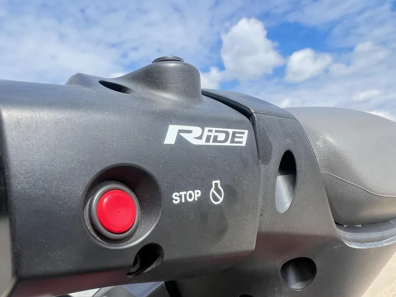 Slide: The Image of 2017 Yamaha WaveRunner VX Deluxe handlebar with RIDE control and stop button. - 15