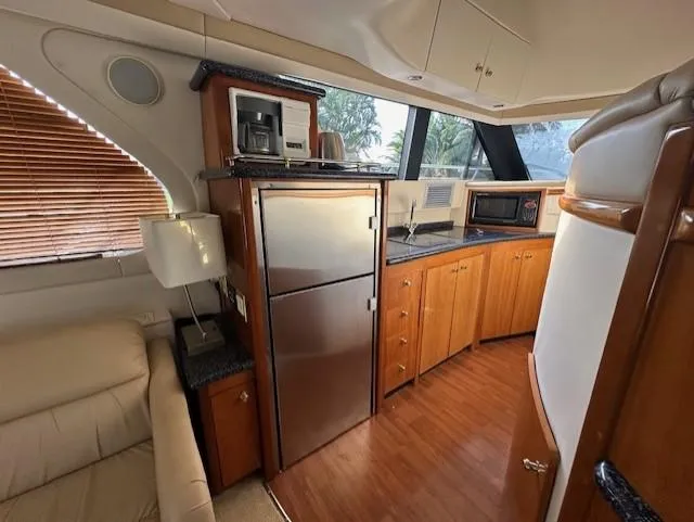 Slide: The Image of Interior of 2000 Carver 450 Voyager Pilothouse yacht. - 26