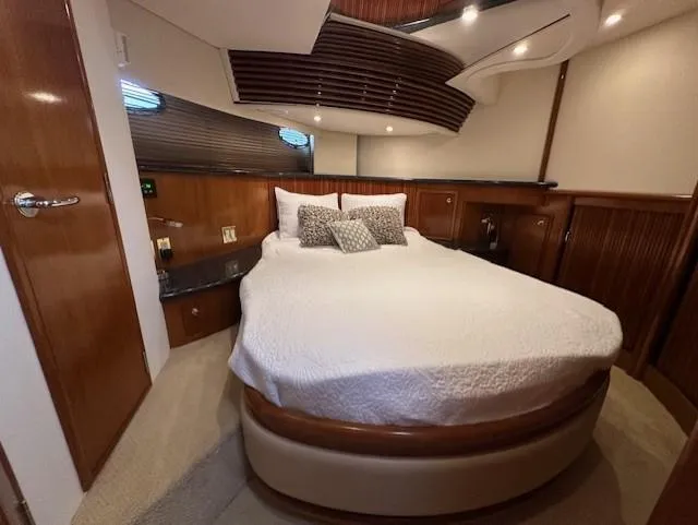 Slide: The Image of Luxurious cabin of Carver 450 Voyager Pilothouse 2000 with double bed. - 36