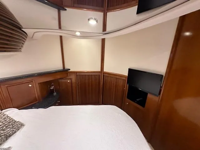 Slide: The Image of Interior of 2000 Carver 450 Voyager Pilothouse yacht. - 37
