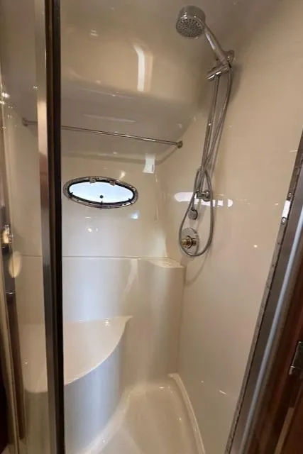 Slide: The Image of Shower in Carver 450 Voyager Pilothouse 2000 yacht. - 40