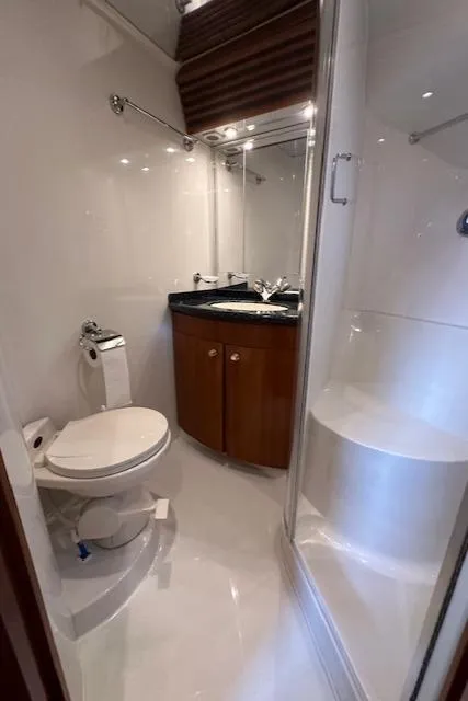 Slide: The Image of Bathroom of the 2000 Carver 450 Voyager Pilothouse yacht. - 41