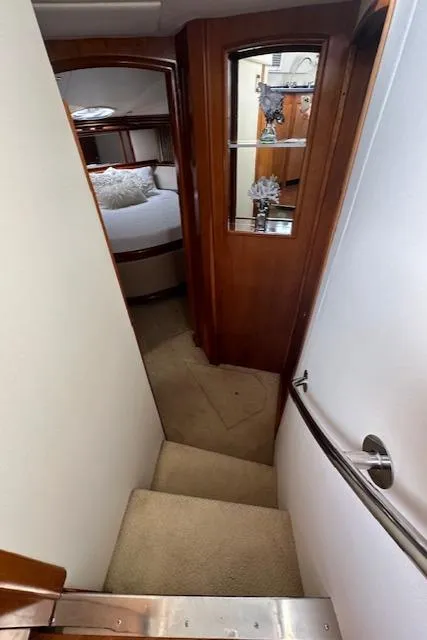 Slide: The Image of Interior of 2000 Carver 450 Voyager Pilothouse yacht. - 43