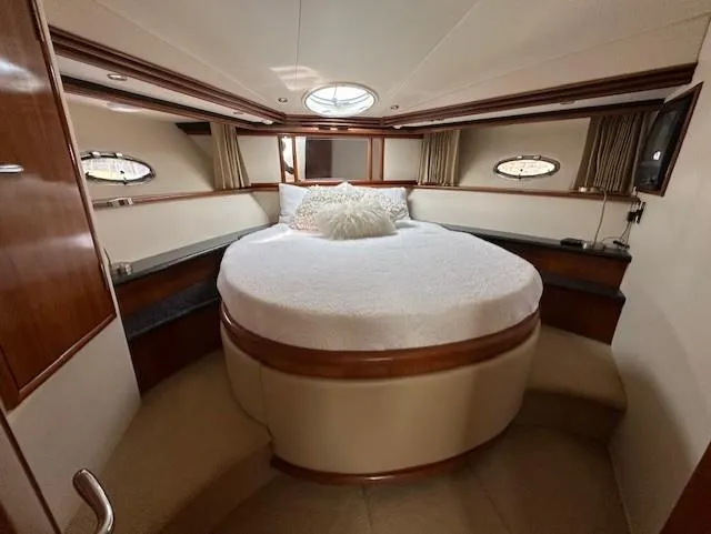 Slide: The Image of Luxurious bedroom in Carver 450 Voyager Pilothouse 2000 yacht. - 45