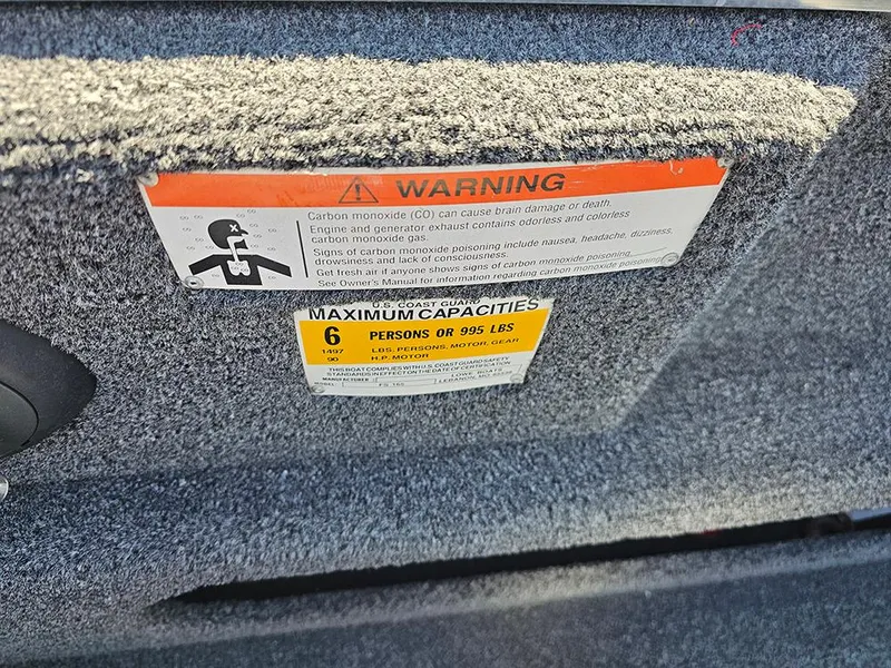 Slide: The Image of Warning label on 2009 Lowe Fish & Ski FS165, indicating maximum capacity of 6 persons or 995 lbs. - 13