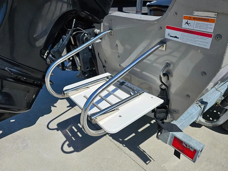 Slide: The Image of 2009 Lowe Fish & Ski FS165 boat ladder and motor detail. - 21