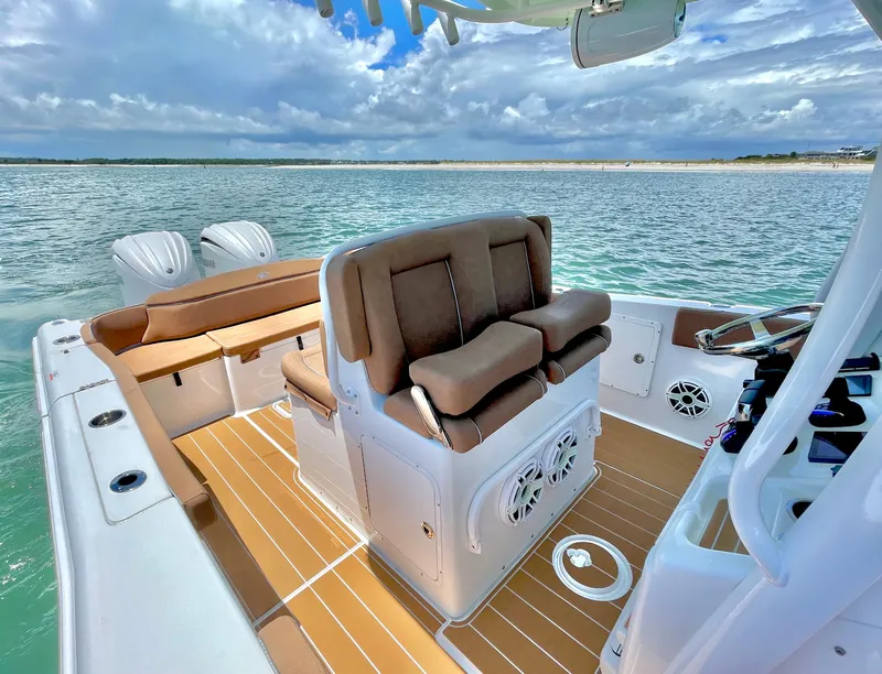 Slide: The Image of Sea Hunt Ultra 305 SE 2024 - 11