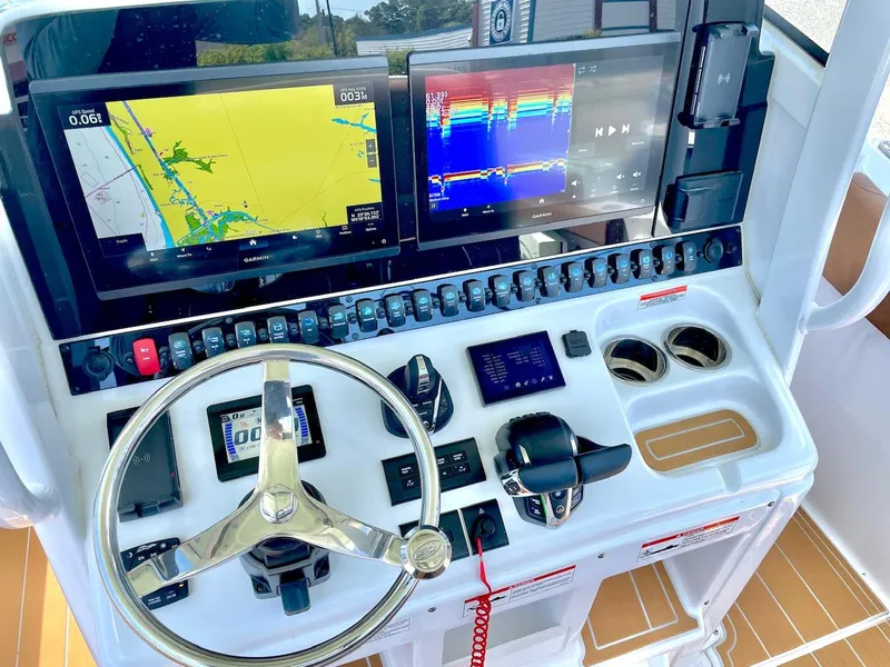 Slide: The Image of Sea Hunt Ultra 305 SE 2024 - 15