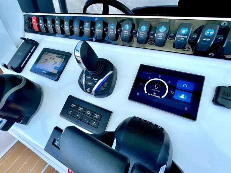 Slide: The Image of Sea Hunt Ultra 305 SE 2024 - 17