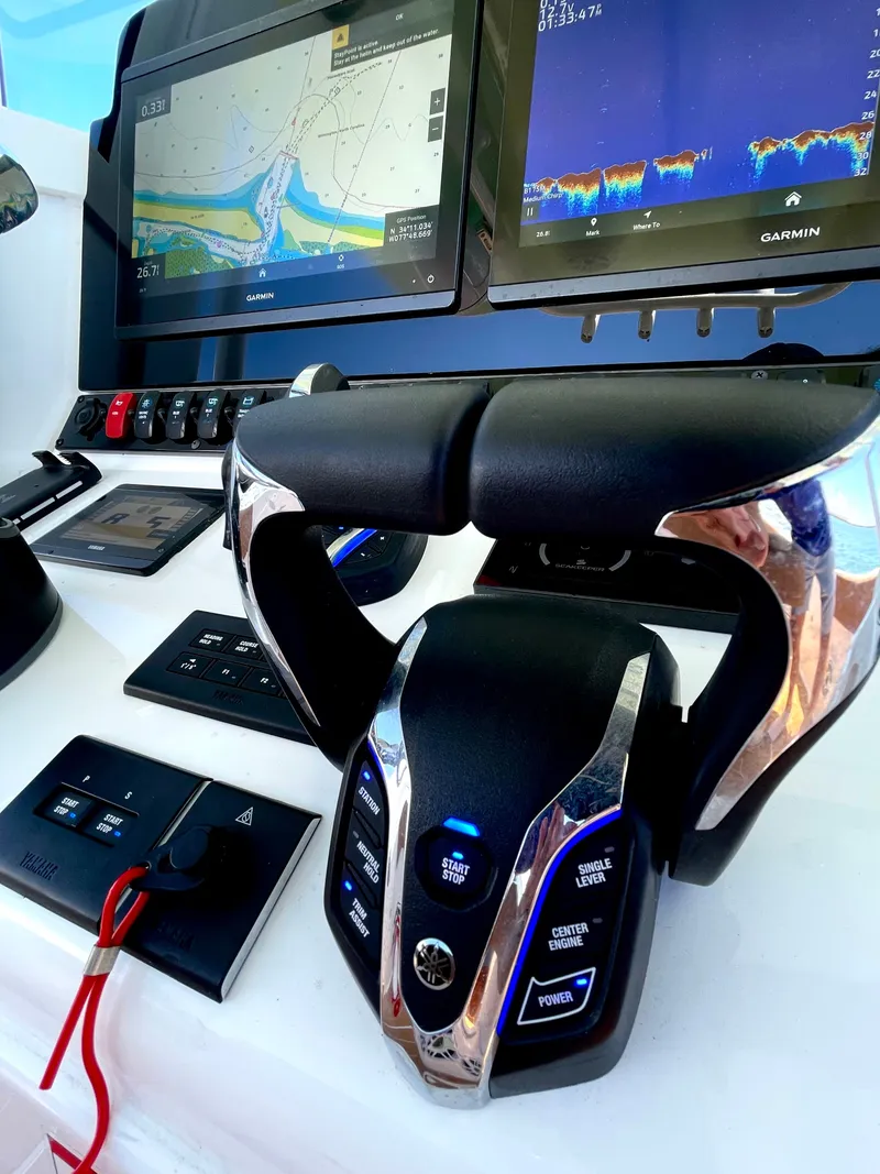 Slide: The Image of Sea Hunt Ultra 305 SE 2024 - 18