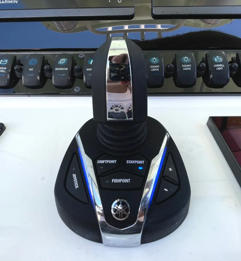 Slide: The Image of Sea Hunt Ultra 305 SE 2024 - 19