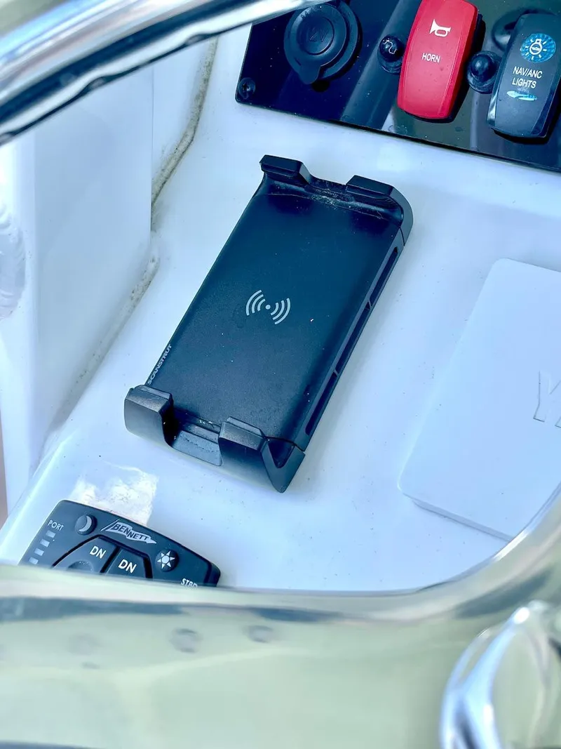 Slide: The Image of Sea Hunt Ultra 305 SE 2024 - 20