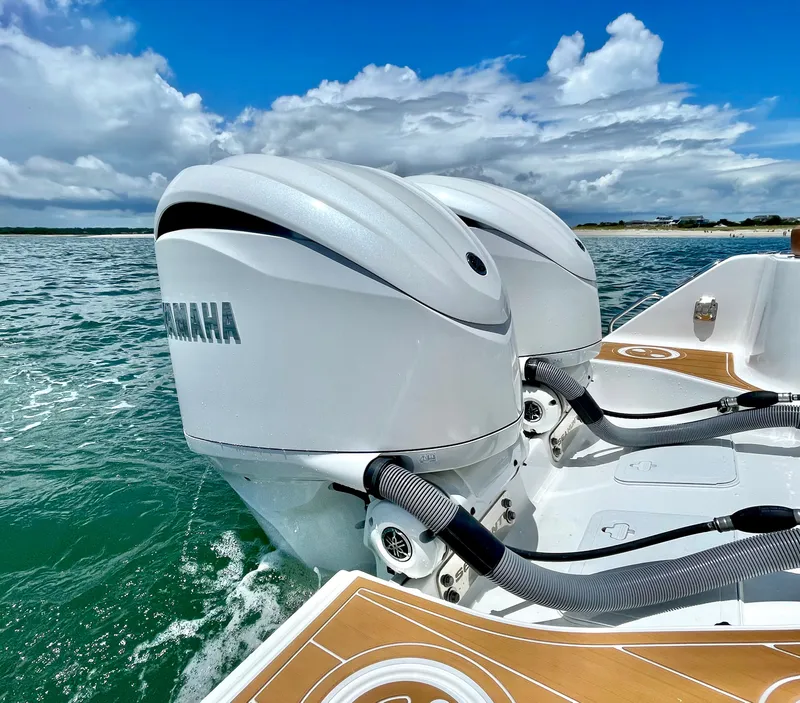 Slide: The Image of Sea Hunt Ultra 305 SE 2024 - 32