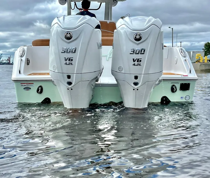 Slide: The Image of Sea Hunt Ultra 305 SE 2024 - 4