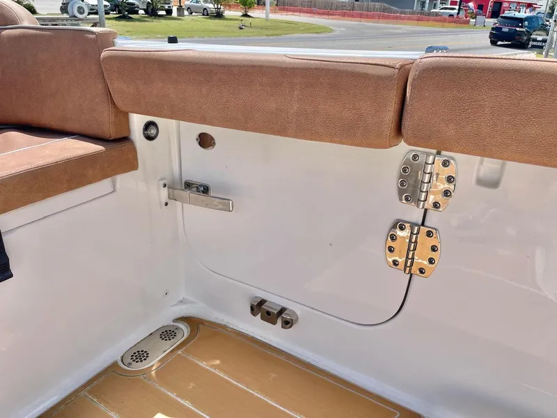 Slide: The Image of Sea Hunt Ultra 305 SE 2024 - 47