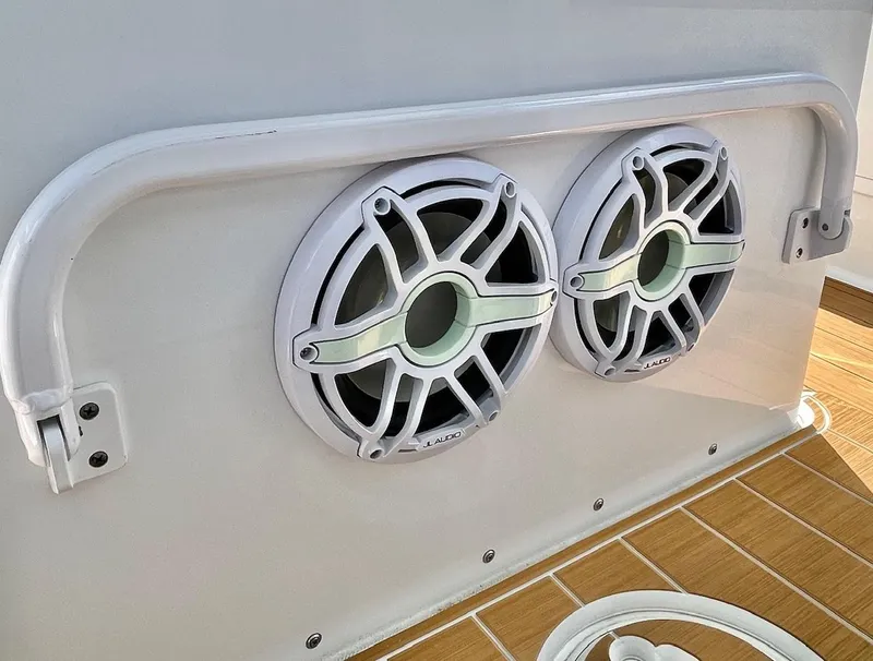 Slide: The Image of Sea Hunt Ultra 305 SE 2024 - 52