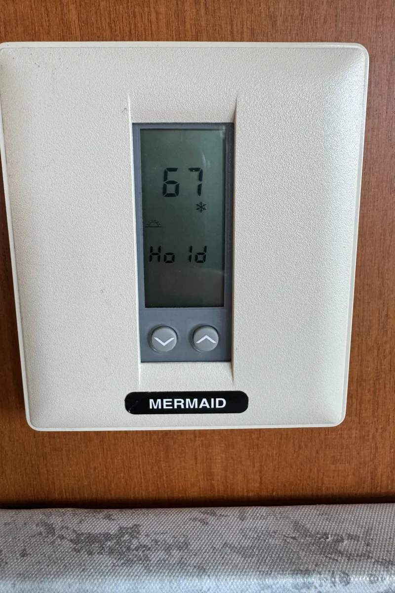 Slide: The Image of Thermostat display on Fu Hwa Sea Horse 34, 1984 model, showing temperature and settings. - 40