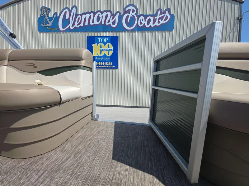 Slide: The Image of 2020 Bennington S 20 SS pontoon boat at Clemons Boats dealership. - 9