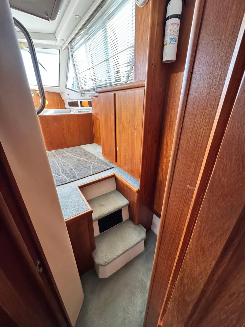 Slide: The Image of Interior of 1994 Carver 350 Aft Cabin yacht. - 32