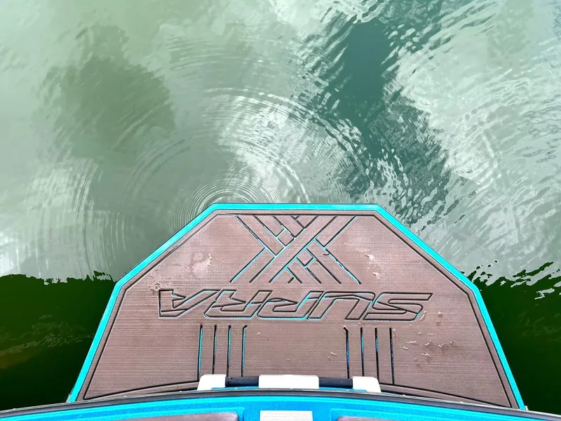 Slide: The Image of 2017 Supra SE 550 boat platform on calm water surface. - 19