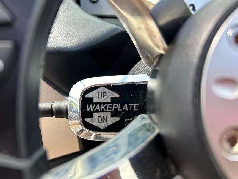 Slide: The Image of 2017 Supra SE 550 wakeplate control lever, close-up view. - 41