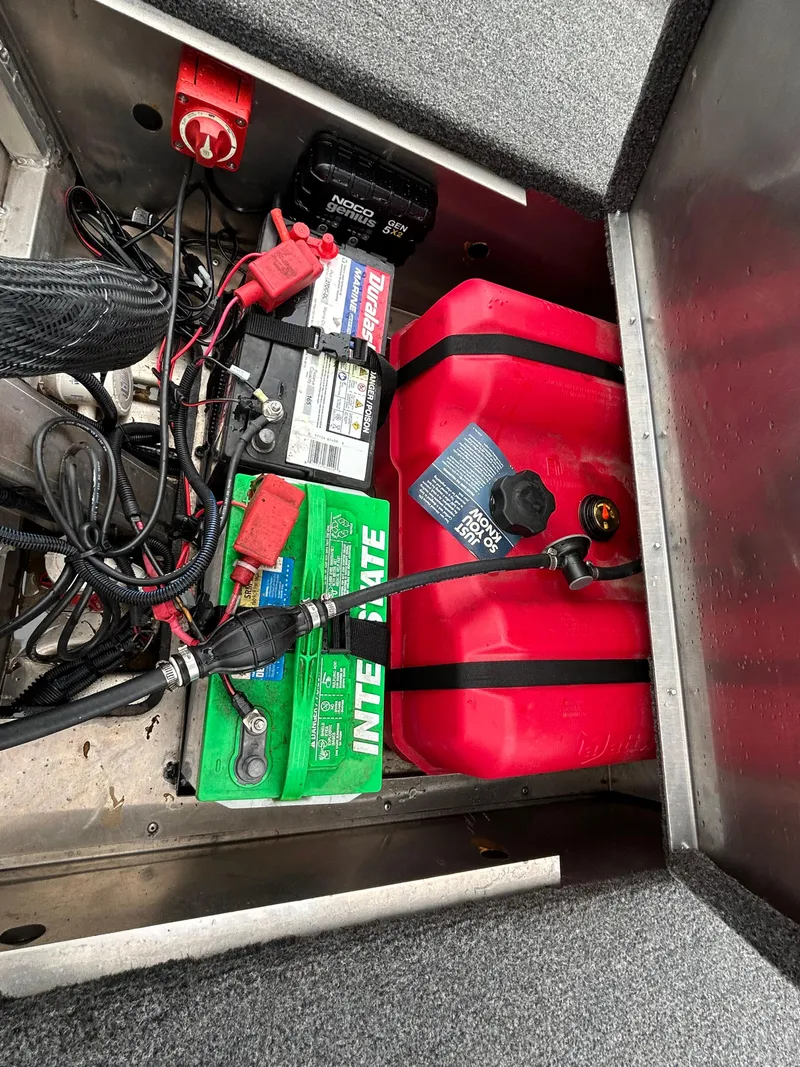 Slide: The Image of 2022 Lowe Skorpion 17 boat battery and fuel tank compartment. - 24