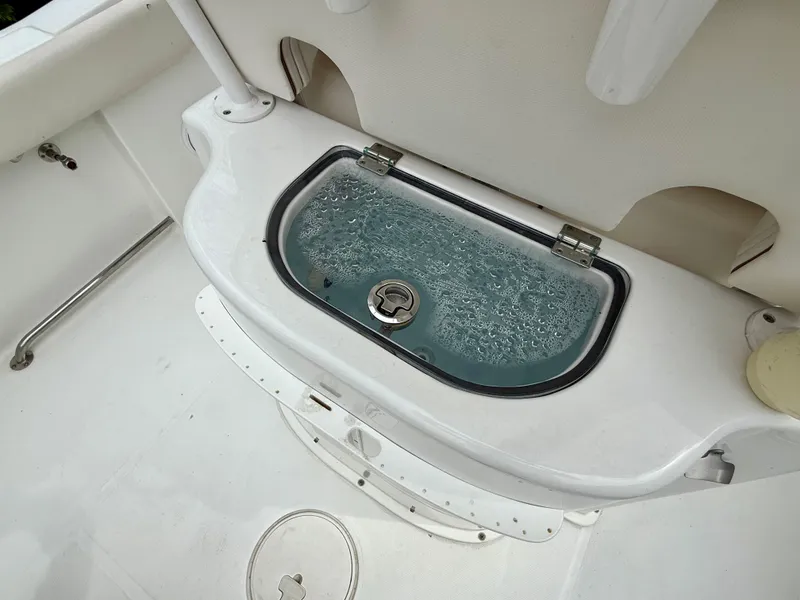 Slide: The Image of Livewell on 2019 Sea Hunt Gamefish 25 boat, filled with water. - 11