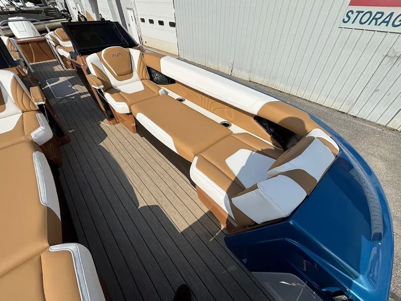 Slide: The Image of 2025 Avalon Excalibur Quad Lounge 2785 12 - 12