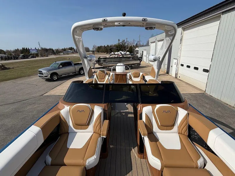 Slide: The Image of 2025 Avalon Excalibur Quad Lounge 2785 14 - 14