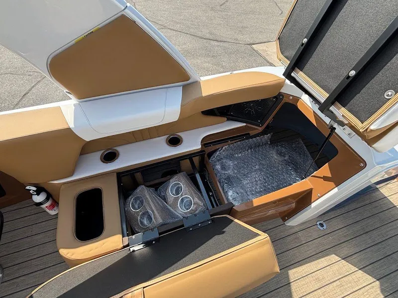 Slide: The Image of 2025 Avalon Excalibur Quad Lounge 2785 15 - 15