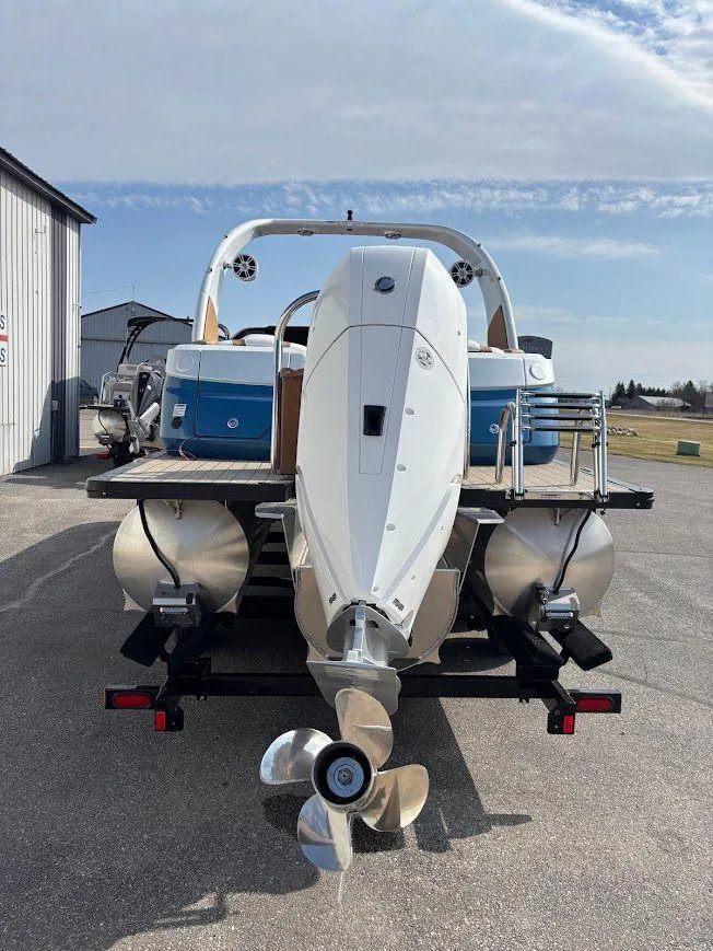 Slide: The Image of 2025 Avalon Excalibur Quad Lounge 2785 3 - 3