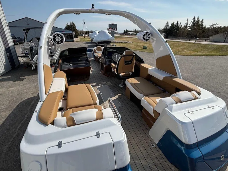 Slide: The Image of 2025 Avalon Excalibur Quad Lounge 2785 6 - 6