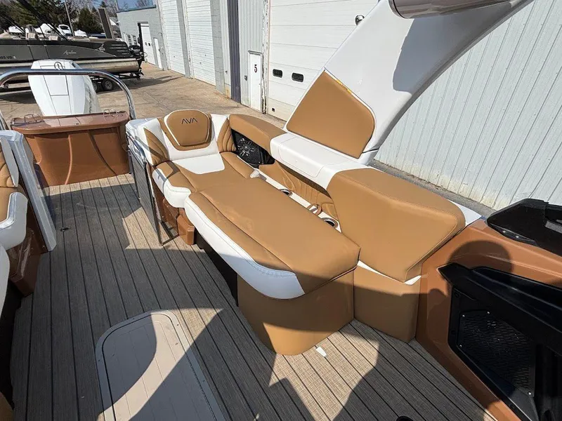 Slide: The Image of 2025 Avalon Excalibur Quad Lounge 2785 7 - 7