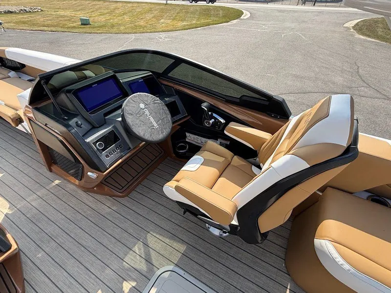 Slide: The Image of 2025 Avalon Excalibur Quad Lounge 2785 9 - 9