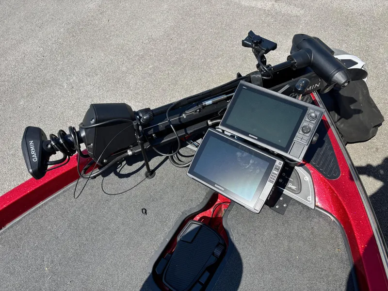 Slide: The Image of 2010 Ranger Z520 boat with Garmin electronics and trolling motor on deck. - 6