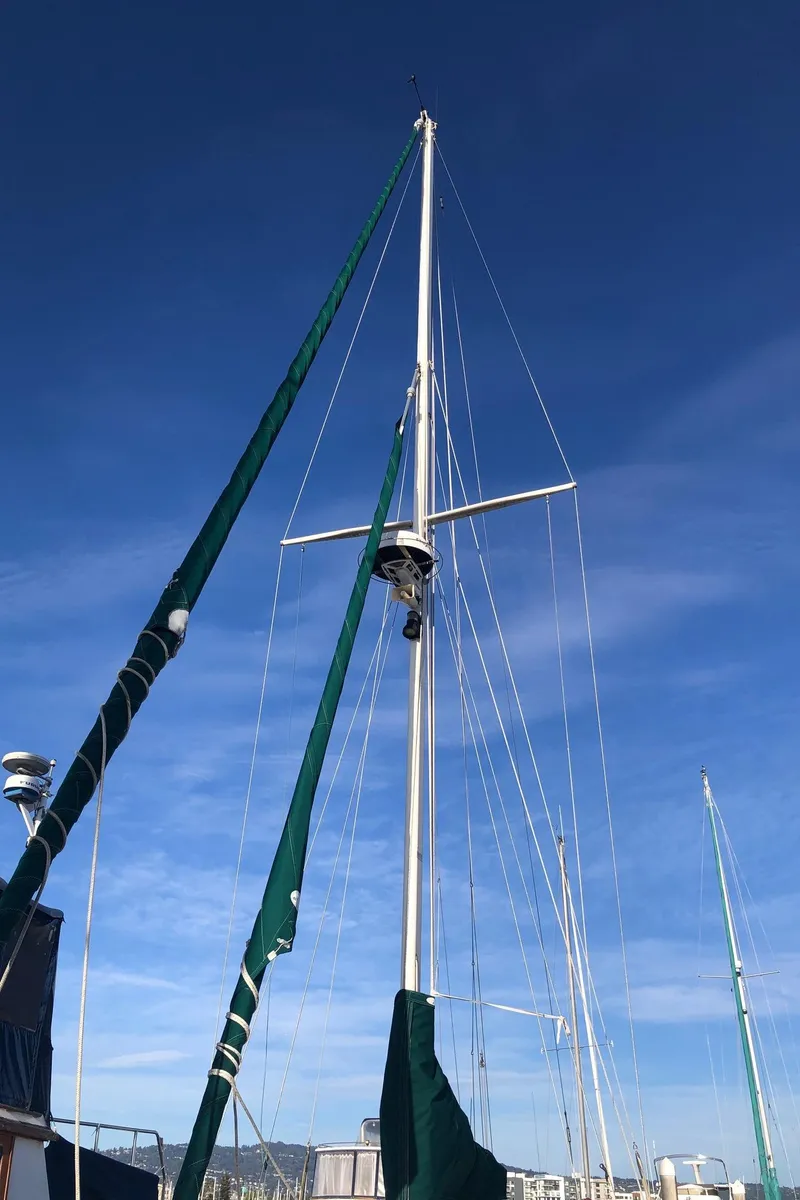 Slide: The Image of Sailboat mast of 1992 Pacific Seacraft 34 Crealock against clear blue sky. - 16