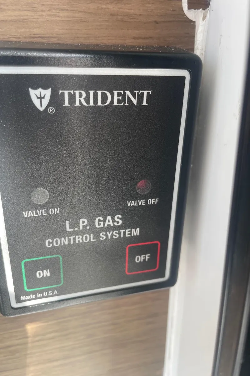 Slide: The Image of Trident L.P. Gas Control System on Jeanneau NC895, 2019 model. - 32