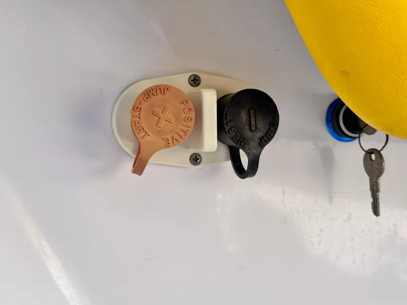 Slide: The Image of Battery switch and key on a 2004 Donzi 38 ZX boat. - 36