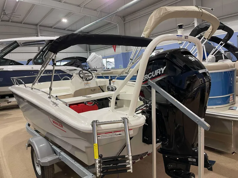 The Image of 2025 Boston Whaler 160 Super Sport boat with Mercury engine in showroom. - 0