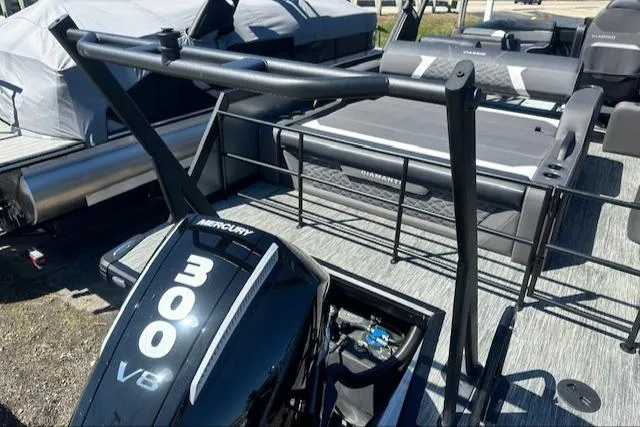 Slide: The Image of 2025 Viaggio Diamante S boat with Mercury 300 V8 engine, featuring spacious seating. - 47