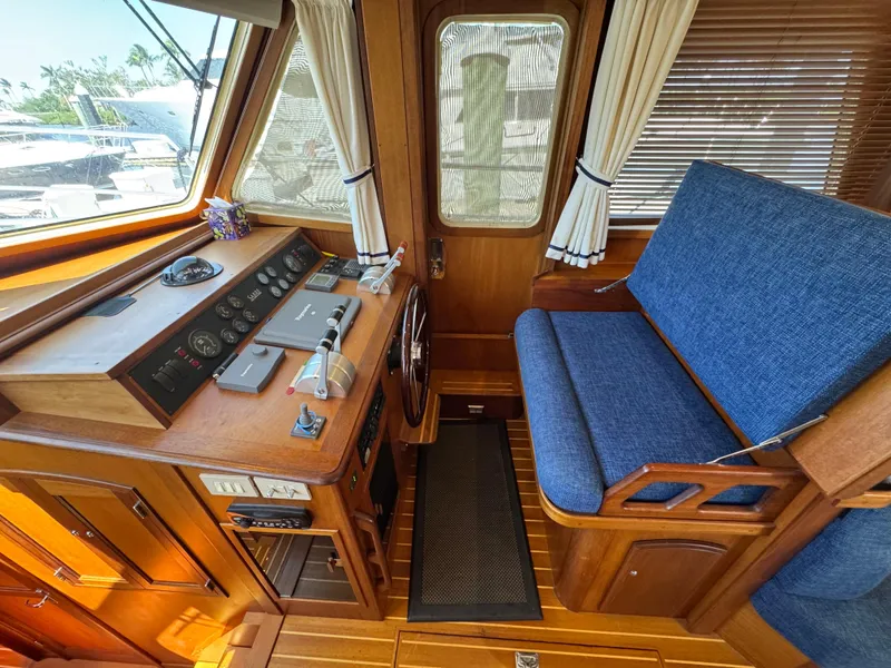 Slide: The Image of 18 2005 Sabreline 47 Lower Helm Forward Starboard 1 - 16